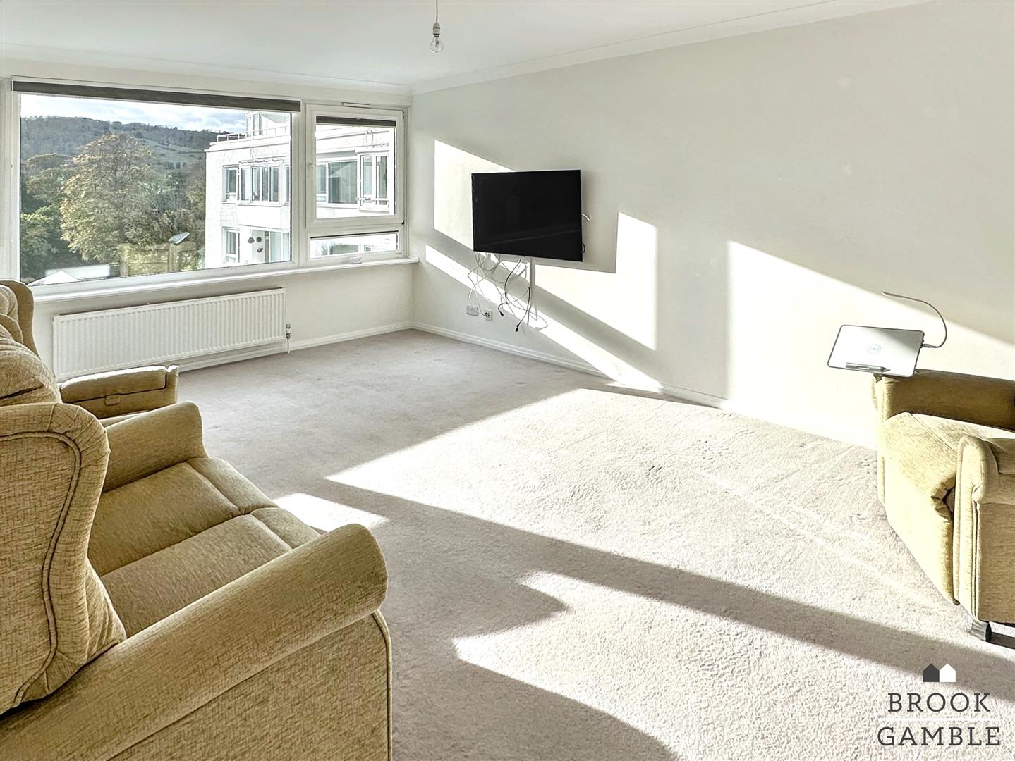 2 Bedroom Flat - Purpose Built. Compton Place Road in Eastbourne,  3